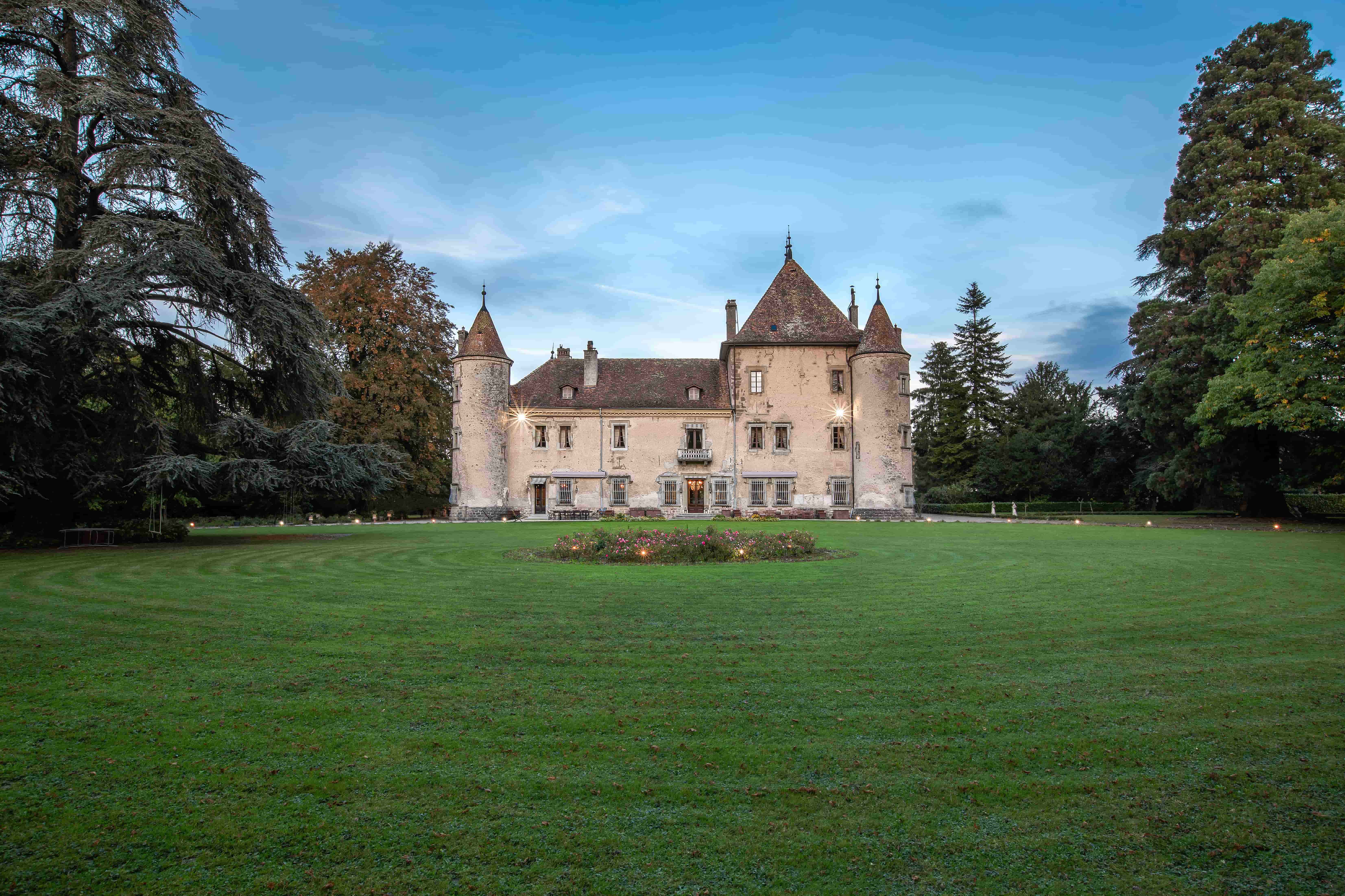 chateau situé à Douvaine avec piscine exterieur jardin